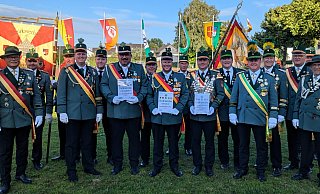 Die Würdenträger des Bezirkskönigsschießen mit dem Bezirksvorstand. - Bezirksverband Paderborn-Stadt Die Würdenträger des Bezirkskönigsschießen mit dem Bezirksvorstand. - Bezirksverband Paderborn-Stadt