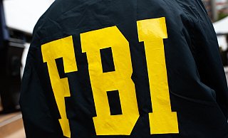 Vor dem Landgericht Bielefeld ist ein Prozess um ein Paar aus Rheda-Wiedenbrück gestartet, das im großen Stil Drogen verkauft haben soll. Das FBI lieferte wichtige Hinweise. - picture alliance / NurPhoto Vor dem Landgericht Bielefeld ist ein Prozess um ein Paar aus Rheda-Wiedenbrück gestartet, das im großen Stil Drogen verkauft haben soll. Das FBI lieferte wichtige Hinweise. - picture alliance / NurPhoto