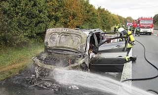 Im Motorraum des Autos ist das Feuer ausgebrochen. - Feuerwehr Im Motorraum des Autos ist das Feuer ausgebrochen. - Feuerwehr