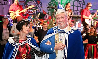 Das neue Scharmeder Prinzenpaar schunkelnd nach der Proklamation. - Karnevalsverein Das neue Scharmeder Prinzenpaar schunkelnd nach der Proklamation. - Karnevalsverein
