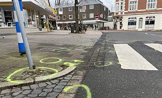 In der Kurve am Gänsemarkt in Lübbecke, wo die Niedertorstraße in die Ostertorstraße übergeht, geschah der Tathergang am Montagabend (20. April 2023). Das Verkehrsunfallaufnahme-Team der Polizei Bielefeld kennzeichnete den Tatort. - Heike von Schulz In der Kurve am Gänsemarkt in Lübbecke, wo die Niedertorstraße in die Ostertorstraße übergeht, geschah der Tathergang am Montagabend (20. April 2023). Das Verkehrsunfallaufnahme-Team der Polizei Bielefeld kennzeichnete den Tatort. - Heike von Schulz