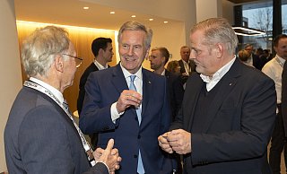 Begrüßung bei Schüco in Bielefeld: Alt-Bundespräsident Chritstian Wulff neben Schüco-Chef Andreas Engelhardt (r.) und Ortwin Goldbeck, dem Gründer des Bauunternehmens Goldbeck. - © Jörg Dieckmann - www. dieckmann-fotodesign.de Begrüßung bei Schüco in Bielefeld: Alt-Bundespräsident Chritstian Wulff neben Schüco-Chef Andreas Engelhardt (r.) und Ortwin Goldbeck, dem Gründer des Bauunternehmens Goldbeck. - © Jörg Dieckmann - www. dieckmann-fotodesign.de