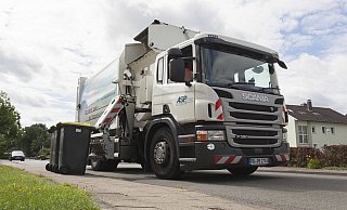 Abfuhr der gelben Tonnen: Ein Wagen des ASP im Einsatz. - ASP / Andreas Biniasch Abfuhr der gelben Tonnen: Ein Wagen des ASP im Einsatz. - ASP / Andreas Biniasch
