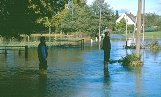Das Elsehochwasser 1994. Klaus Nottmeyer (r.) hatte seinen neuen Job erst kurz zuvor angetreten. Links der Kollege Karlheinz Böhm, der 2009 plötzlich und viel zu jung verstarb - ein schlimmer Moment für alle Mitarbeiter der Station. - Biolologische Station Ravensberg Das Elsehochwasser 1994. Klaus Nottmeyer (r.) hatte seinen neuen Job erst kurz zuvor angetreten. Links der Kollege Karlheinz Böhm, der 2009 plötzlich und viel zu jung verstarb - ein schlimmer Moment für alle Mitarbeiter der Station. - Biolologische Station Ravensberg