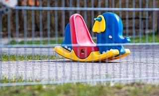 Landrat und Bürgermeister des Kreises befürchten, steigende Kosten könnten Kita-Träger in die Knie zwingen. - Jens Büttner Landrat und Bürgermeister des Kreises befürchten, steigende Kosten könnten Kita-Träger in die Knie zwingen. - Jens Büttner