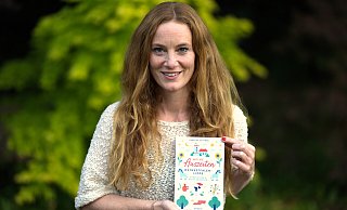 Autorin Rebecca Schirge mit ihrem neuen Buch Meine Auszeiten. - Lukas Holzmeier Autorin Rebecca Schirge mit ihrem neuen Buch Meine Auszeiten. - Lukas Holzmeier