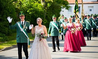 Das Königspaar Jürgen und Michaela Schröder wurde ebenso bejubelt wie die Hofstaatspaare Bernhard und Sabine Backhaus sowie Andreas und Kordula Pöhl. - Heimatschutzverein Asseln Das Königspaar Jürgen und Michaela Schröder wurde ebenso bejubelt wie die Hofstaatspaare Bernhard und Sabine Backhaus sowie Andreas und Kordula Pöhl. - Heimatschutzverein Asseln