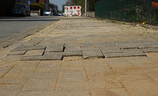 Über Gehweg-Stellen wie diese wird sich aktuell viel bei der Stadt Bünde beschwert. - Jan-Henrik Gerdener Über Gehweg-Stellen wie diese wird sich aktuell viel bei der Stadt Bünde beschwert. - Jan-Henrik Gerdener