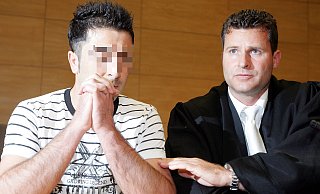 Önder B. mit seinem Strafverteidiger Detlev Binder aus Bielefeld beim Prozessauftakt im Jahr 2009. - POLITIK Önder B. mit seinem Strafverteidiger Detlev Binder aus Bielefeld beim Prozessauftakt im Jahr 2009. - POLITIK