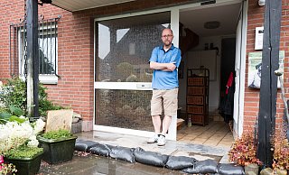 Stefan Jann ist am Bünder Fußweg aufgewachsen. Dass Regenwasser von der Straße Richtung Haus läuft, kennt er. Neu ist das Problem des vom Acker kommenden Wassers. - Ralf Bittner Stefan Jann ist am Bünder Fußweg aufgewachsen. Dass Regenwasser von der Straße Richtung Haus läuft, kennt er. Neu ist das Problem des vom Acker kommenden Wassers. - Ralf Bittner