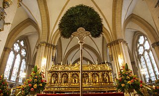 Der Schrein mit den Reliquien des heiligen Liborius wird während des Triduums im Altarraum des Paderborner Domes aufgestellt. - Erzbistum Paderborn Der Schrein mit den Reliquien des heiligen Liborius wird während des Triduums im Altarraum des Paderborner Domes aufgestellt. - Erzbistum Paderborn