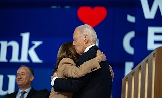 US-Präsident Joe Biden und US-Vizepräsidentin Kamala Harris auf dem Parteitag der US-Demokraten in Chicago. - IMAGO/ABACAPRESS US-Präsident Joe Biden und US-Vizepräsidentin Kamala Harris auf dem Parteitag der US-Demokraten in Chicago. - IMAGO/ABACAPRESS