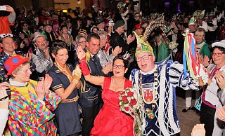 Solche Bilder soll es in der nächsten Session endlich wieder geben. Ausgelassene Feiern ohne Angst vor Ansteckung, hier in Steinheim mit dem Prinzenpaar Mathias Walbaum und Antje Lange beim Galaabend der StKG 2016. - David Schellenberg Solche Bilder soll es in der nächsten Session endlich wieder geben. Ausgelassene Feiern ohne Angst vor Ansteckung, hier in Steinheim mit dem Prinzenpaar Mathias Walbaum und Antje Lange beim Galaabend der StKG 2016. - David Schellenberg