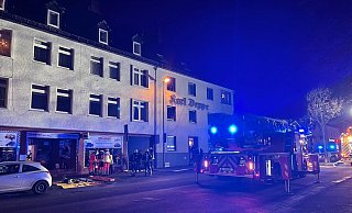 Einsatzkräfte der Löschabteilung Innenstadt und der Berufsfeuerwehr rückten am frühen Abend zu einem Feuer in einem Wohn- und Geschäftshaus an der Heeper Straße aus. - NW Einsatzkräfte der Löschabteilung Innenstadt und der Berufsfeuerwehr rückten am frühen Abend zu einem Feuer in einem Wohn- und Geschäftshaus an der Heeper Straße aus. - NW