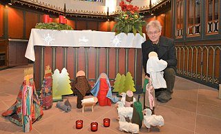 Der neue evangelische Pfarrer in Oerlinghausen, Uwe Sundermann, hat eine aus stabilen Papprollen und Stoffresten sehr einfach gestaltete Krippe mit nach Oerlinghausen gebracht. Marias Kleidungsfarben Rot und Blau stehen für Liebe und das Himmlische. - Karin Prignitz Der neue evangelische Pfarrer in Oerlinghausen, Uwe Sundermann, hat eine aus stabilen Papprollen und Stoffresten sehr einfach gestaltete Krippe mit nach Oerlinghausen gebracht. Marias Kleidungsfarben Rot und Blau stehen für Liebe und das Himmlische. - Karin Prignitz