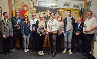 Vorsitzender Marcel Gerhards (v. l.), Gerrit Timmer (VG Meinbrexen), 1. Bestdame Tanja Multhaup, 1. Bestmann Konrad Renner, Volksschützenkönigin Marlena Heyer, Volksschützenkönig Tino Wenkel, 2. Bestdame Carena Zarnitz, 2. Bestmann Jakob Marx, tagesbester Schütze Hans-Ulrich Funk (Posaunenchor) und Friedhelm Dierkes (CVWB). - Schützen Vorsitzender Marcel Gerhards (v. l.), Gerrit Timmer (VG Meinbrexen), 1. Bestdame Tanja Multhaup, 1. Bestmann Konrad Renner, Volksschützenkönigin Marlena Heyer, Volksschützenkönig Tino Wenkel, 2. Bestdame Carena Zarnitz, 2. Bestmann Jakob Marx, tagesbester Schütze Hans-Ulrich Funk (Posaunenchor) und Friedhelm Dierkes (CVWB). - Schützen