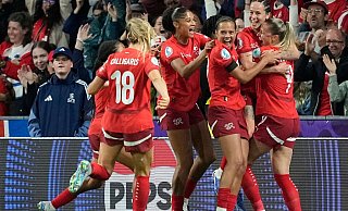 Gegen Spanien wartet eine schwere Aufgabe auf die Schweiz um Toptalent Sydney Schertenleib (M). - Martin Meissner/AP/dpa Gegen Spanien wartet eine schwere Aufgabe auf die Schweiz um Toptalent Sydney Schertenleib (M). - Martin Meissner/AP/dpa