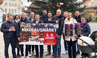 Veranstalter und Sponsoren freuen sich auf den Bürener Nikolausmarkt: Dirk Herbst (v. l.), Isabel Schulte, Felix Schäfers, Martin Stich, Bürgermeister Burkhard Schwuchow, Patrick Pelkmann, Alexander Menke, Markus Schulte, Hendrik Teipel, Gemeindereferentin Daniela Reineke, Markus Salzmann und Karin Brüne. - Stadt Büren Veranstalter und Sponsoren freuen sich auf den Bürener Nikolausmarkt: Dirk Herbst (v. l.), Isabel Schulte, Felix Schäfers, Martin Stich, Bürgermeister Burkhard Schwuchow, Patrick Pelkmann, Alexander Menke, Markus Schulte, Hendrik Teipel, Gemeindereferentin Daniela Reineke, Markus Salzmann und Karin Brüne. - Stadt Büren