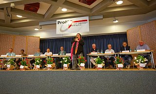 Daniela Schäfer-Peters, Vorsitzende des Marketingvereins, begrüßte die Gäste und übergab das Wort an Moderator Sebastian Schröder. An der Diskussion nahmen teil: Pierre Arndt (auf der linken Seite, v. l.), Ali Chaudhry, Andreas Glöckner, Andreas Krajewski und ?Marko Steiner sowie Jürgen Bartelheim (auf der rechten Seite, v. l.), Martin Schiegnitz, Jan Hendrik Maschke und Bernd Lömker. - Ilka Gülker Daniela Schäfer-Peters, Vorsitzende des Marketingvereins, begrüßte die Gäste und übergab das Wort an Moderator Sebastian Schröder. An der Diskussion nahmen teil: Pierre Arndt (auf der linken Seite, v. l.), Ali Chaudhry, Andreas Glöckner, Andreas Krajewski und ?Marko Steiner sowie Jürgen Bartelheim (auf der rechten Seite, v. l.), Martin Schiegnitz, Jan Hendrik Maschke und Bernd Lömker. - Ilka Gülker