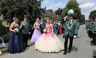 Bianca und Daniel Berendes sind Mittelpunkt beim Schützenfest in Eissen. - Simone Flörke Bianca und Daniel Berendes sind Mittelpunkt beim Schützenfest in Eissen. - Simone Flörke