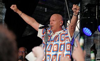 Party wie am Ballermann: Schlagerstar Olaf Henning - hier bei einem Auftritt in Bad Oeynhausen - kommt nach Bad Holzhausen. - Thorsten Gödecker Party wie am Ballermann: Schlagerstar Olaf Henning - hier bei einem Auftritt in Bad Oeynhausen - kommt nach Bad Holzhausen. - Thorsten Gödecker