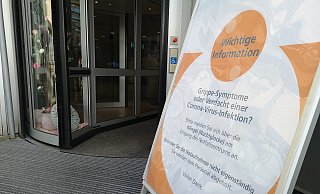 "Betreten Sie die Notaufnahme nicht eigenständig", mit diesen Worten fordert das Klinikum Herford Patienten mit Erkältungssymptomen auf, die Klingel zu bedienen und auf Personal zu warten, das sie abholt. - Ilja Regier "Betreten Sie die Notaufnahme nicht eigenständig", mit diesen Worten fordert das Klinikum Herford Patienten mit Erkältungssymptomen auf, die Klingel zu bedienen und auf Personal zu warten, das sie abholt. - Ilja Regier