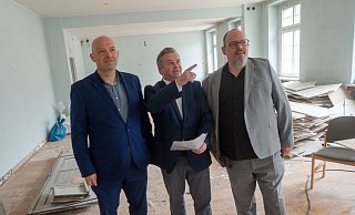 Marcel Haselof (l.), Pascal Görlitz (r,) von der Stadtentwicklungsgesellschaf SEH und Bürgermeister Tim Kähler machen sich ein Bild den Sanierungsarbeiten. Unter anderem geht es um 13.000 Quadratmeter Estrichflächen und Bodenbeläge. - Ralf Bittner Marcel Haselof (l.), Pascal Görlitz (r,) von der Stadtentwicklungsgesellschaf SEH und Bürgermeister Tim Kähler machen sich ein Bild den Sanierungsarbeiten. Unter anderem geht es um 13.000 Quadratmeter Estrichflächen und Bodenbeläge. - Ralf Bittner