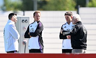 Sportdirektor Rudi Völler (r.) spricht mit Bundestrainer Julian Nagelsmann (2.v.l.) vor dem Training. - Federico Gambarini/dpa Sportdirektor Rudi Völler (r.) spricht mit Bundestrainer Julian Nagelsmann (2.v.l.) vor dem Training. - Federico Gambarini/dpa