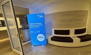 Die blaue Werbetafel der neuen Airline Skyhub PAD steht im Aufgang zum Sitzungssal des Kreishauses in der Paderborner Aldegreverstraße. - Jens Reddeker Die blaue Werbetafel der neuen Airline Skyhub PAD steht im Aufgang zum Sitzungssal des Kreishauses in der Paderborner Aldegreverstraße. - Jens Reddeker