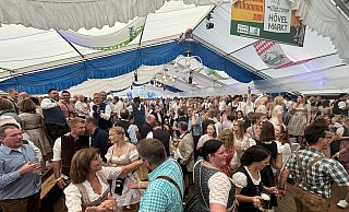 Das Festzelt ist am Sonntag schon früh proppevoll, rund 3.000 Menschen feiern das Oktoberfest beim Hövelmarkt. Es ist weit über Hövelhof hinaus beliebt. - Jens Reddeker Das Festzelt ist am Sonntag schon früh proppevoll, rund 3.000 Menschen feiern das Oktoberfest beim Hövelmarkt. Es ist weit über Hövelhof hinaus beliebt. - Jens Reddeker