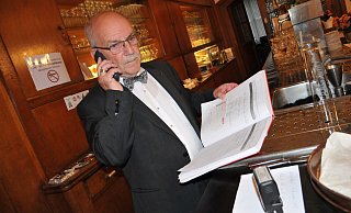 Betriebsleiter Eddy Hufenbach präsentierte sich seinen Gästen im Berghotel Quellental im Kreis Gütersloh stets im feinen Zwirn. In wenigen Wochen ist damit Schluss. - Frank Jasper Betriebsleiter Eddy Hufenbach präsentierte sich seinen Gästen im Berghotel Quellental im Kreis Gütersloh stets im feinen Zwirn. In wenigen Wochen ist damit Schluss. - Frank Jasper
