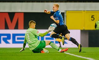 In dieser Szene wird Kai Pröger von Jahn-Keeper Alex Meyer gestoppt. Kurze Zeit später trifft der SCP-Joker zum 1:1. - Besim Mazhiqi In dieser Szene wird Kai Pröger von Jahn-Keeper Alex Meyer gestoppt. Kurze Zeit später trifft der SCP-Joker zum 1:1. - Besim Mazhiqi