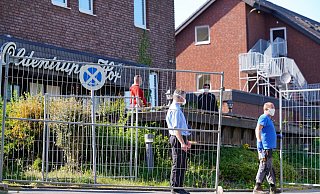 Erhöhter Sicherheitsaufwand am Oldentruper Hof: Mit Bauzaun ist die Erstaufnahmeeinrichtung für Flüchtlinge zusätzlich abgeriegelt, nachdem sich die Zahl der Corona-Fälle erhöht hat.  - Peter Unger Erhöhter Sicherheitsaufwand am Oldentruper Hof: Mit Bauzaun ist die Erstaufnahmeeinrichtung für Flüchtlinge zusätzlich abgeriegelt, nachdem sich die Zahl der Corona-Fälle erhöht hat.  - Peter Unger