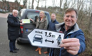 Bürgermeister Klaus Besser (v.l.), Anna Zühlke, Jens Hahn und Fritz Spratte bringen die Aufkleber ans erste Fahrzeug an. - Frank Jasper Bürgermeister Klaus Besser (v.l.), Anna Zühlke, Jens Hahn und Fritz Spratte bringen die Aufkleber ans erste Fahrzeug an. - Frank Jasper