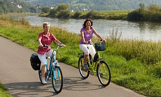 Radfahren entlang der Weser - nicht nur für Einheimische immer wieder ein Erlebnis. - Weserbergland Tourismus Radfahren entlang der Weser - nicht nur für Einheimische immer wieder ein Erlebnis. - Weserbergland Tourismus