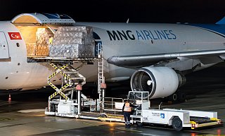 Im Dunkeln ist der erste Airbus A300 der türkischen MNG Airlines in Paderborn/Lippstadt abgefertigt worden. Er hatte zwei Millionen Tests geladen. - Moritz Klöckner Im Dunkeln ist der erste Airbus A300 der türkischen MNG Airlines in Paderborn/Lippstadt abgefertigt worden. Er hatte zwei Millionen Tests geladen. - Moritz Klöckner