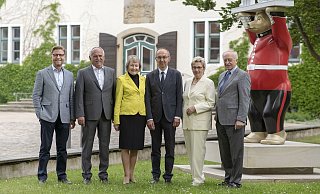 Bei der Kuratoriumssitzung 2019: (v. l.) Armin Gauselmann, Manfred Langhorst, Christel Senckel, Friedrich Barner, Karin Gauselmann und Herbert Schlottmann. - Wolf Christian Winsel Bei der Kuratoriumssitzung 2019: (v. l.) Armin Gauselmann, Manfred Langhorst, Christel Senckel, Friedrich Barner, Karin Gauselmann und Herbert Schlottmann. - Wolf Christian Winsel