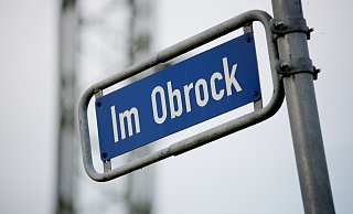Die Kommunalpolitiker beraten über eine frühere Sanierung der Straße "Im Obrock" in Kirchlengern. - Gerald Dunkel Die Kommunalpolitiker beraten über eine frühere Sanierung der Straße "Im Obrock" in Kirchlengern. - Gerald Dunkel