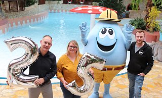 25 Jahre H2O: Markus Diering (Leiter der Freizeiteinrichtungen, v. l.), Danguole Glodaite, Lars Klipker und Maskottchen Splash laden die Besucher vom 30. September bis 2. Oktober zu tollen Aktionen ins H2O ein. - Susanne Barth 25 Jahre H2O: Markus Diering (Leiter der Freizeiteinrichtungen, v. l.), Danguole Glodaite, Lars Klipker und Maskottchen Splash laden die Besucher vom 30. September bis 2. Oktober zu tollen Aktionen ins H2O ein. - Susanne Barth