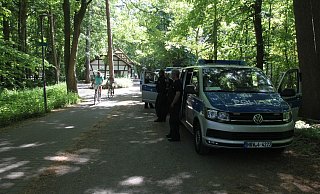 13 Uhr mittags, Sielpark, die Einsatzkräfte der Polizei und ein paar Radler waren gute Freunde am Vatertag in einer entspannten Atmosphäre. - Wolfgang Döbber 13 Uhr mittags, Sielpark, die Einsatzkräfte der Polizei und ein paar Radler waren gute Freunde am Vatertag in einer entspannten Atmosphäre. - Wolfgang Döbber