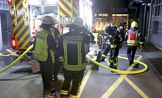 Einsatzkräfte im schmalen Zugang zum Verbraucher-Markt. - Charlotte Mahncke Einsatzkräfte im schmalen Zugang zum Verbraucher-Markt. - Charlotte Mahncke