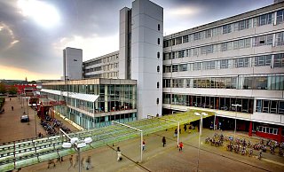 Doppelt so teuer? Die Leitung der Universität Bielefeld redet Tacheles zur Sanierung des Hautpgebäudes. - Sarah Jonek Doppelt so teuer? Die Leitung der Universität Bielefeld redet Tacheles zur Sanierung des Hautpgebäudes. - Sarah Jonek