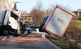 Bei diesem Unfall Mitte Dezember auf der B1 bei Schloß Neuhaus starben der Fahrer des linken Lkw sowie ein 24-jähriger Autofahrer. - Marc Schröder Bei diesem Unfall Mitte Dezember auf der B1 bei Schloß Neuhaus starben der Fahrer des linken Lkw sowie ein 24-jähriger Autofahrer. - Marc Schröder