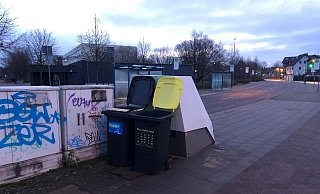 Zwei Mülltonnen im Kampf mit Blitzer Esther - in Heepen am Alten Postweg. - Kurt Ehmke Zwei Mülltonnen im Kampf mit Blitzer Esther - in Heepen am Alten Postweg. - Kurt Ehmke