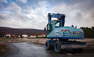 Die Baustraße ist eingerichtet, der Bagger steht bereit zum Einsatz – an der Osnabrücker Straße in Quelle wird jetzt gebaut. - Mike-Dennis Müller / www.mdm.photo Die Baustraße ist eingerichtet, der Bagger steht bereit zum Einsatz – an der Osnabrücker Straße in Quelle wird jetzt gebaut. - Mike-Dennis Müller / www.mdm.photo
