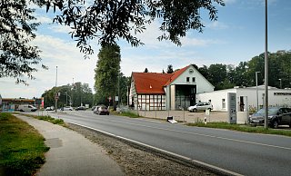 Liegt gegenüber: Um zum Schenkenhof zu kommen, müssen Radfahrer ungesichert die Isselhorster Straße überqueren. - Andreas Frücht Liegt gegenüber: Um zum Schenkenhof zu kommen, müssen Radfahrer ungesichert die Isselhorster Straße überqueren. - Andreas Frücht