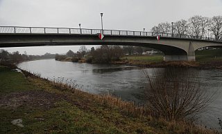 Die marode Weserbrücke, die 1955 errichtet worden war, ist seit Sommer 2016 für Fahrzeuge über 3,5 Tonnen Gewicht gesperrt. - Simone Flörke Die marode Weserbrücke, die 1955 errichtet worden war, ist seit Sommer 2016 für Fahrzeuge über 3,5 Tonnen Gewicht gesperrt. - Simone Flörke