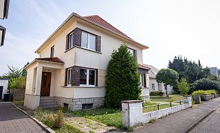 Zu dem Grundstück gehört neben dem Wohnhaus eine Garage und eine Gartenhütte. - Niklas Tüns Zu dem Grundstück gehört neben dem Wohnhaus eine Garage und eine Gartenhütte. - Niklas Tüns