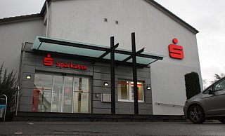 Weiter ohne Personal: In der Sparkassen-Zweigstelle Südlengern bleibt auf Grund der Corona-Pandemie nur der SB-Bereich in Betrieb. Persönliche Beratung findet hier derzeit nicht statt. - Björn Kenter Weiter ohne Personal: In der Sparkassen-Zweigstelle Südlengern bleibt auf Grund der Corona-Pandemie nur der SB-Bereich in Betrieb. Persönliche Beratung findet hier derzeit nicht statt. - Björn Kenter
