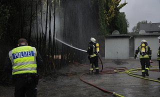 Die Feuerwehr löscht den Brand von Nadelbäumen an der Ackerstraße. - Tasja Klusmeyer Die Feuerwehr löscht den Brand von Nadelbäumen an der Ackerstraße. - Tasja Klusmeyer